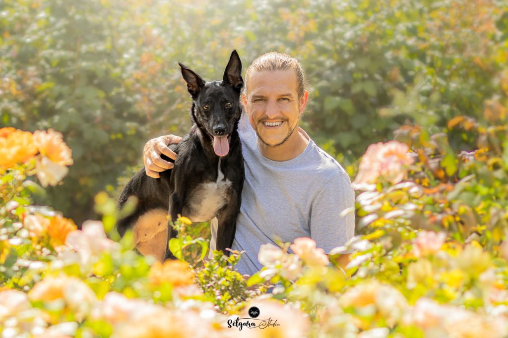 Sesión de fotos con perro en jardín de flores en Valencia - Selgara Studio